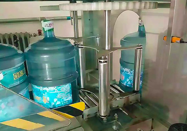 纯净水套袋机-三加仑大桶水套袋机-桶装水套袋包膜设备